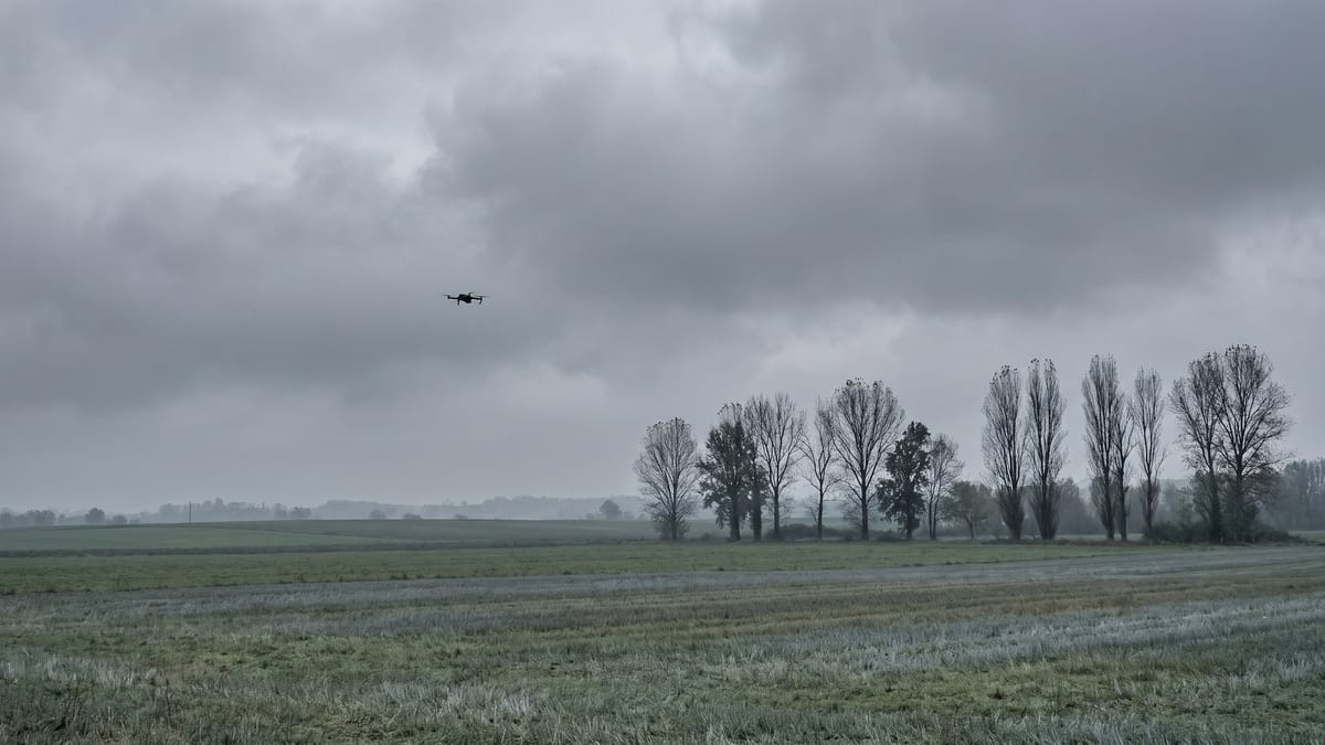 Campagna italiana in autunno sotto un cielo grigio con un piccolo drone in volo sulla sinistra