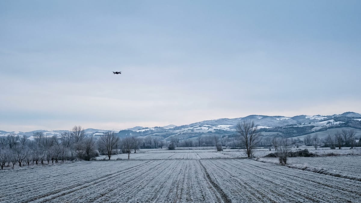 Campagna italiana gelata in inverno con un piccolo drone in volo sulla sinistra